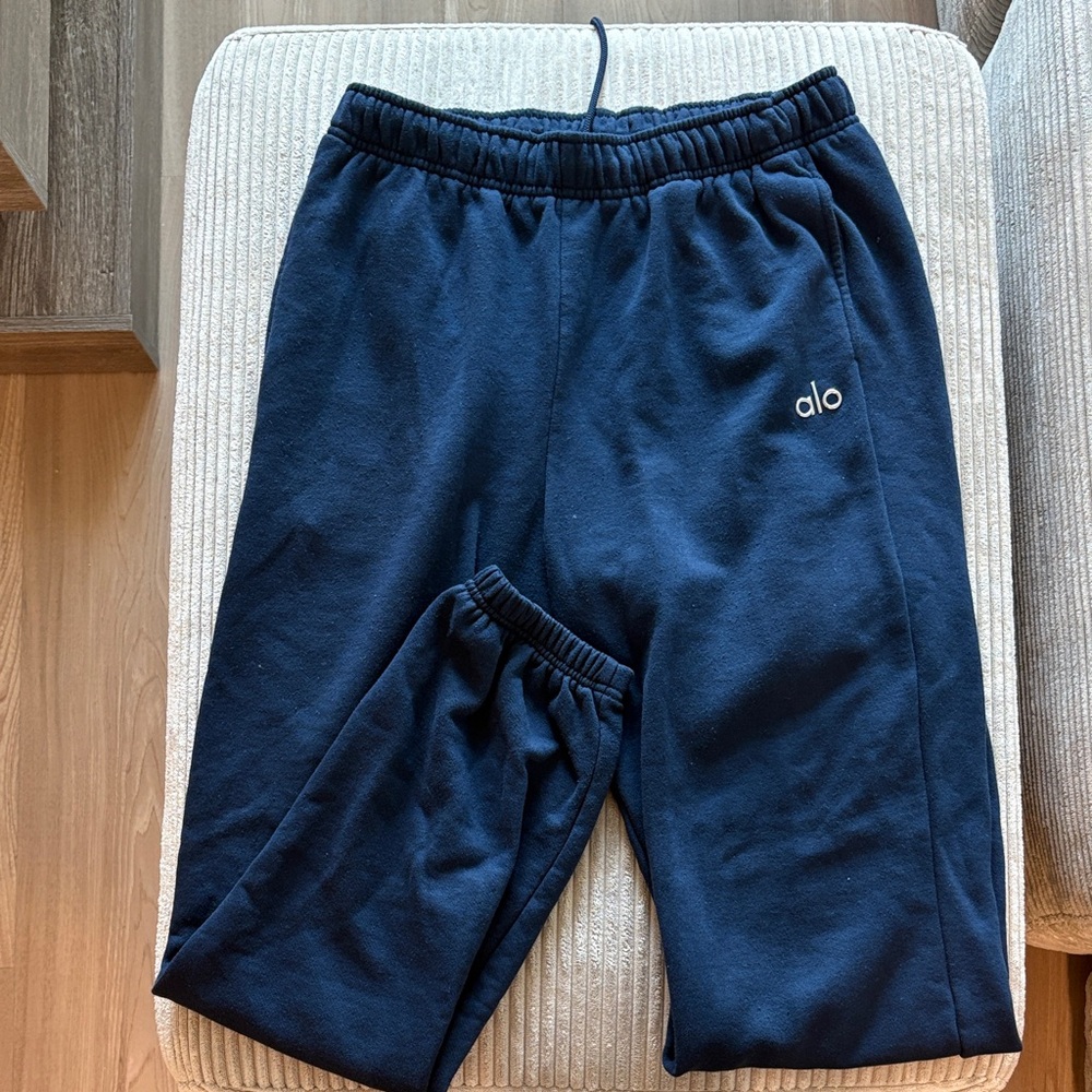 ALO Yoga Accolade sweatpant in Navy